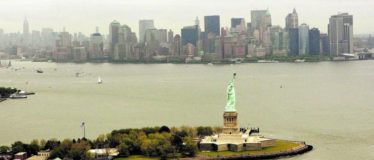 Paisaje de Nueva York con la Estatua de la Libertad.