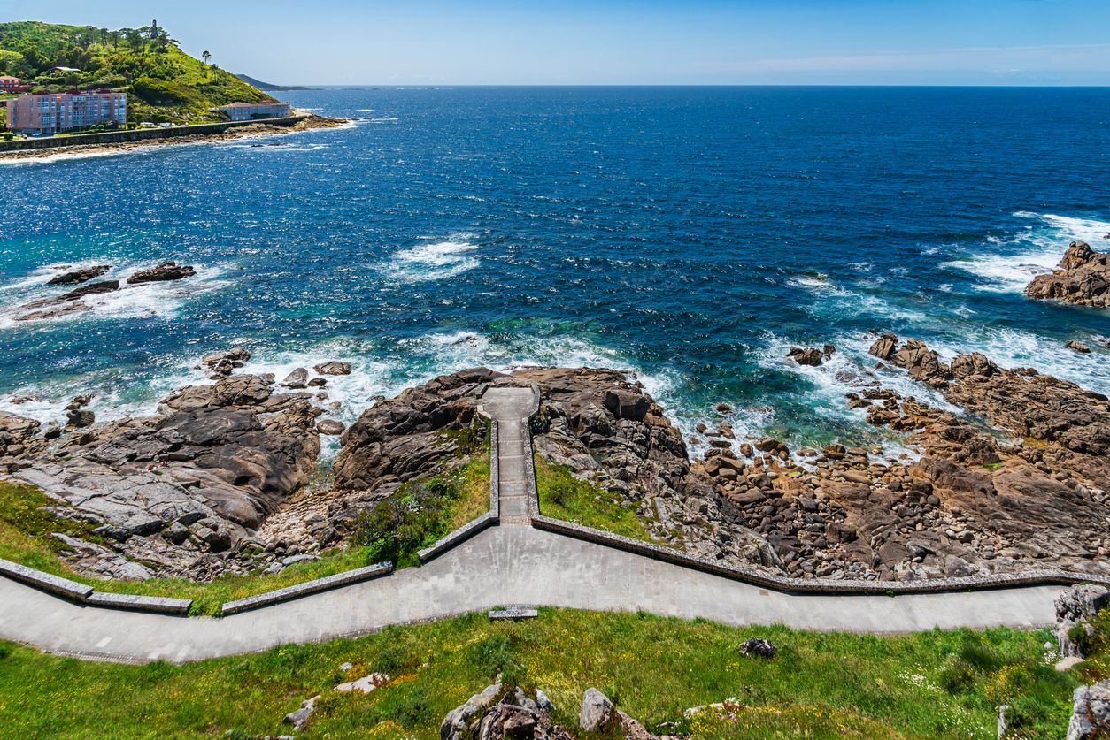 Mirador en el paseo marítimo de Monte Boi, un paseo por la costa rocosa de la ciudad de Baiona.