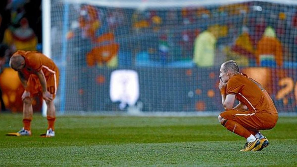 Desolación 8 Robben (derecha) y Sneijder simbolizan tras el partido la tremenda decepción de la derrota en la final del Mundial.