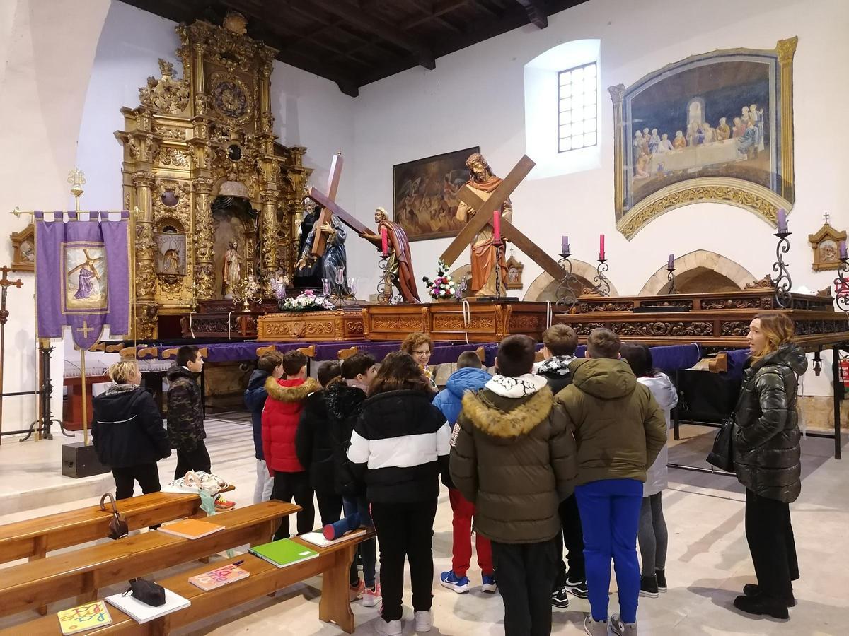 Estudiantes admiran los pasos procesionales de la cofradía