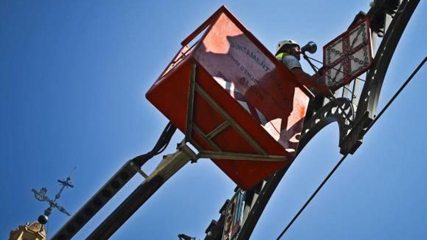 Revisan la enramada de la plaza tras caer un escudo