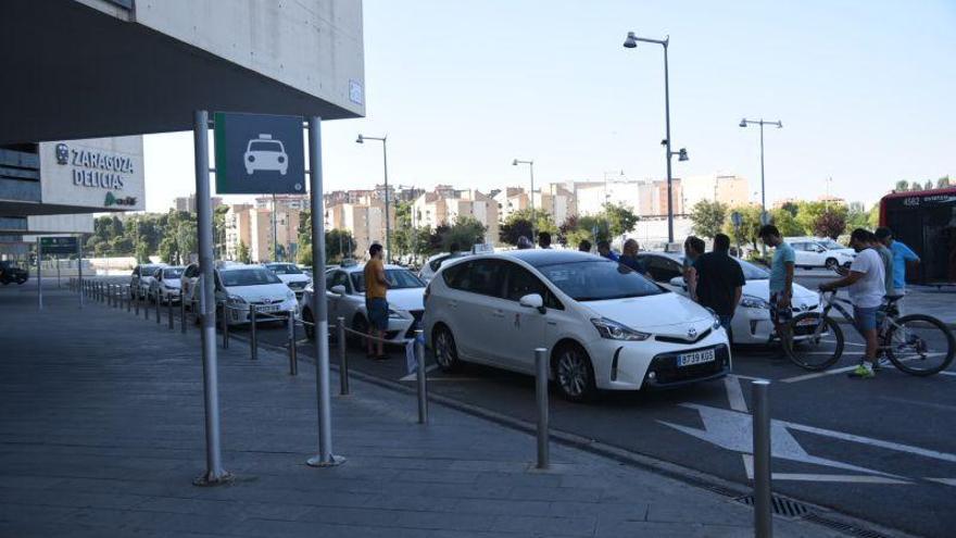 Los taxistas de Zaragoza y Teruel secundan la huelga, sin repercusión en Huesca