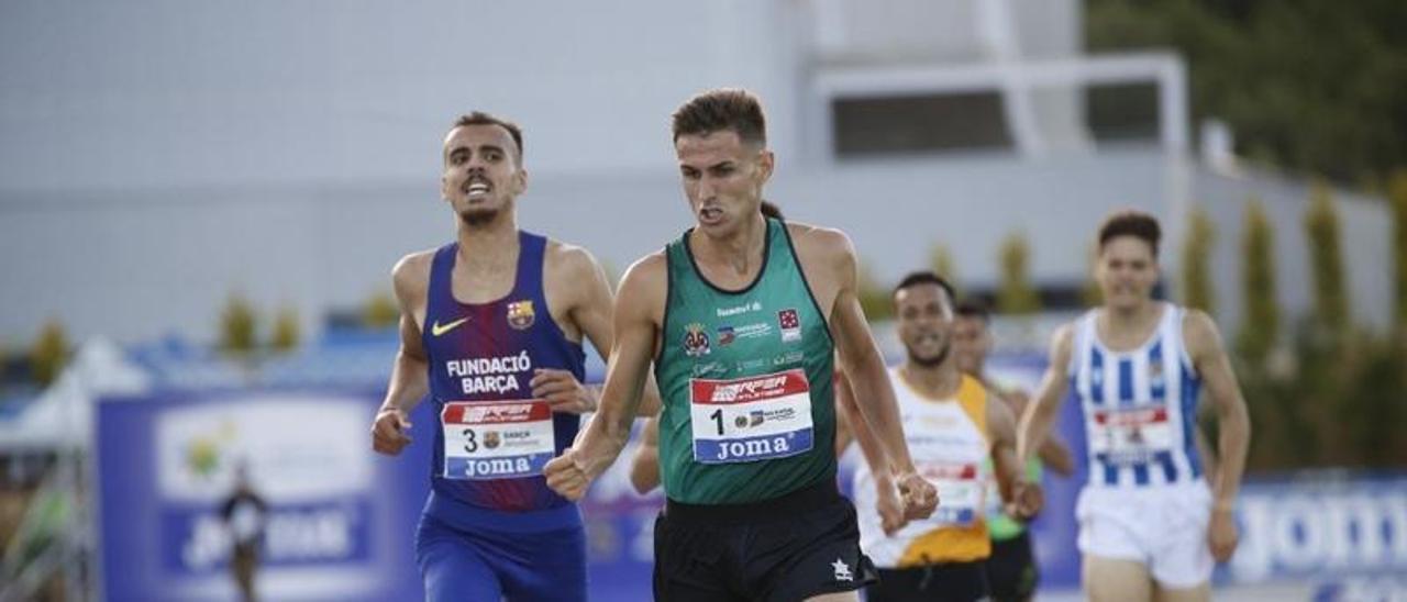 El atleta playero Sergio Jiménez se impuso en la prueba de los 3.000 metros con un tiempo final de 8:28.27.
