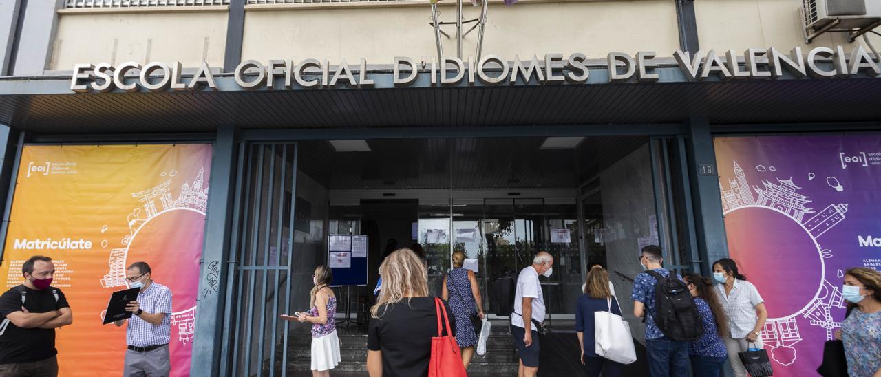 Un grup d’estudiants a les portes de l’EOI de València-Saïdia.