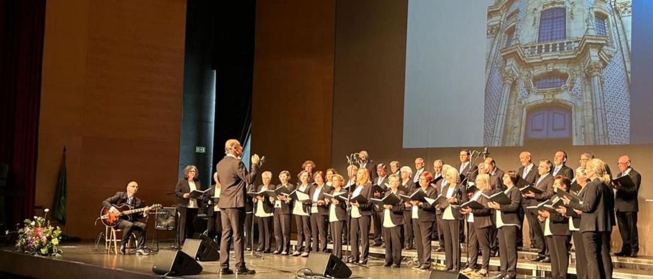 La coral cantando en el Pazo da Cultura durante el XXII Encontro Musical Internacional Interhospitalario.