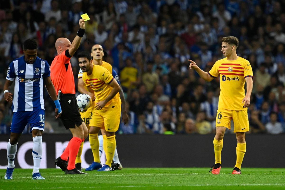 Anthony Taylor muestra la primera de las dos amarillas que enseñó a Gavi.