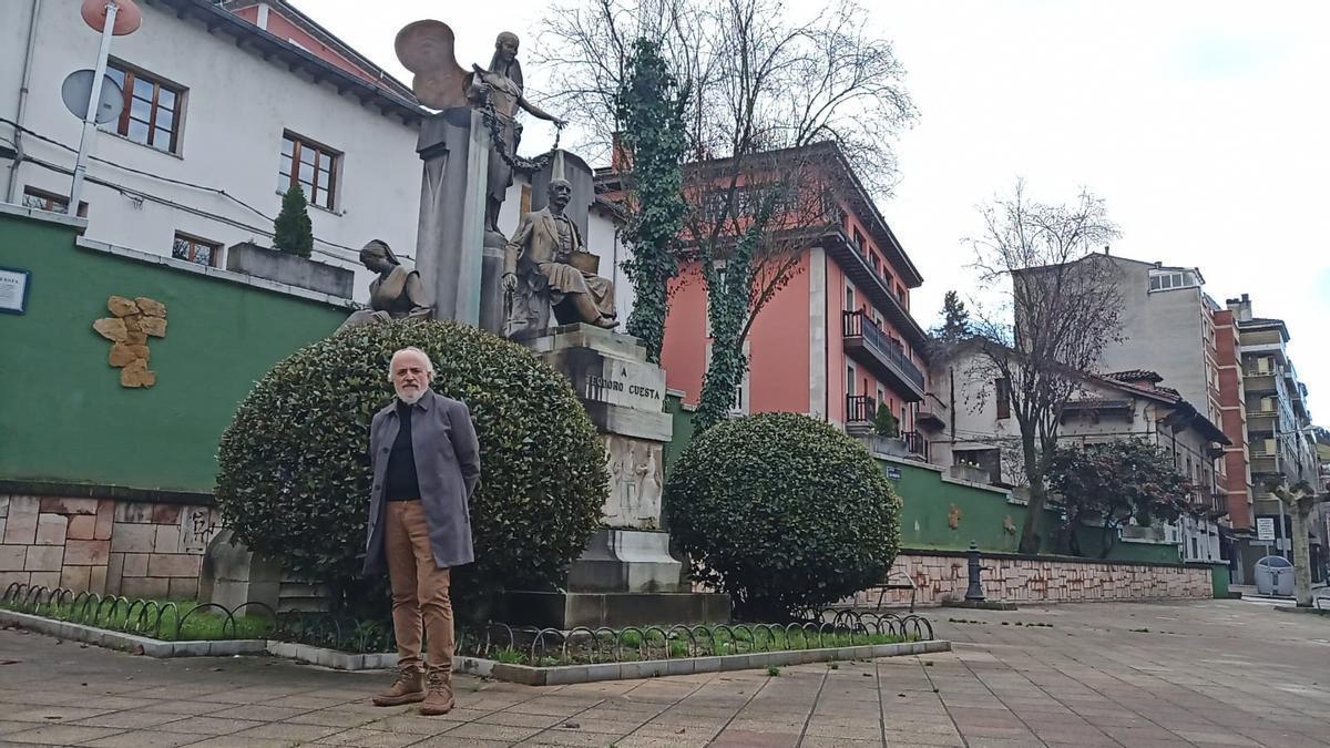 Fernando Sordo, junto a la escultura de Teodoro Cuesta realizada por su abuelo, Arturo Sordo.