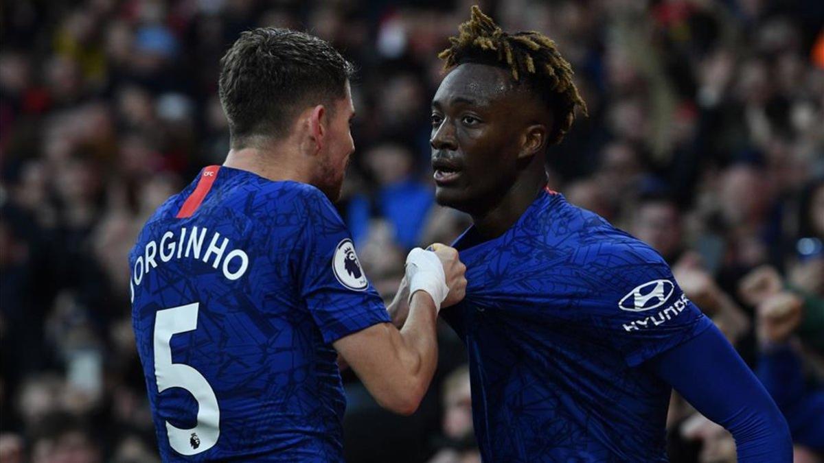 Jorginho arenga a su compañero Tammy Abraham