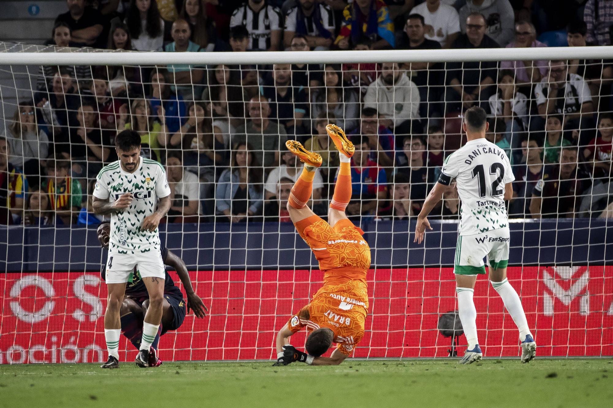 EN IMÁGENES: Así fue el encuentro entre el Real Oviedo y el Levante