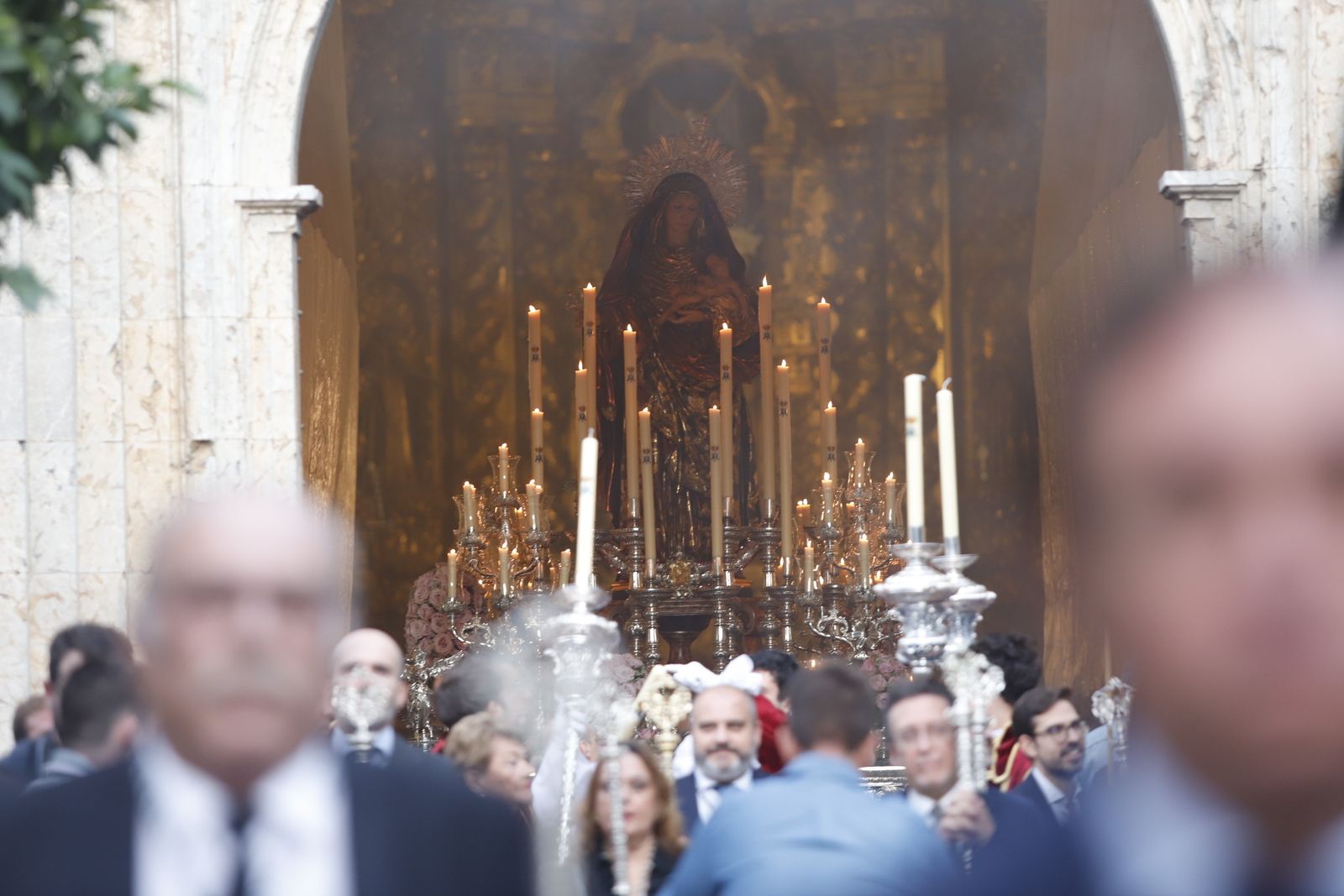 Los besamanos y procesiones del Día de Todos Los Santos, en imágenes
