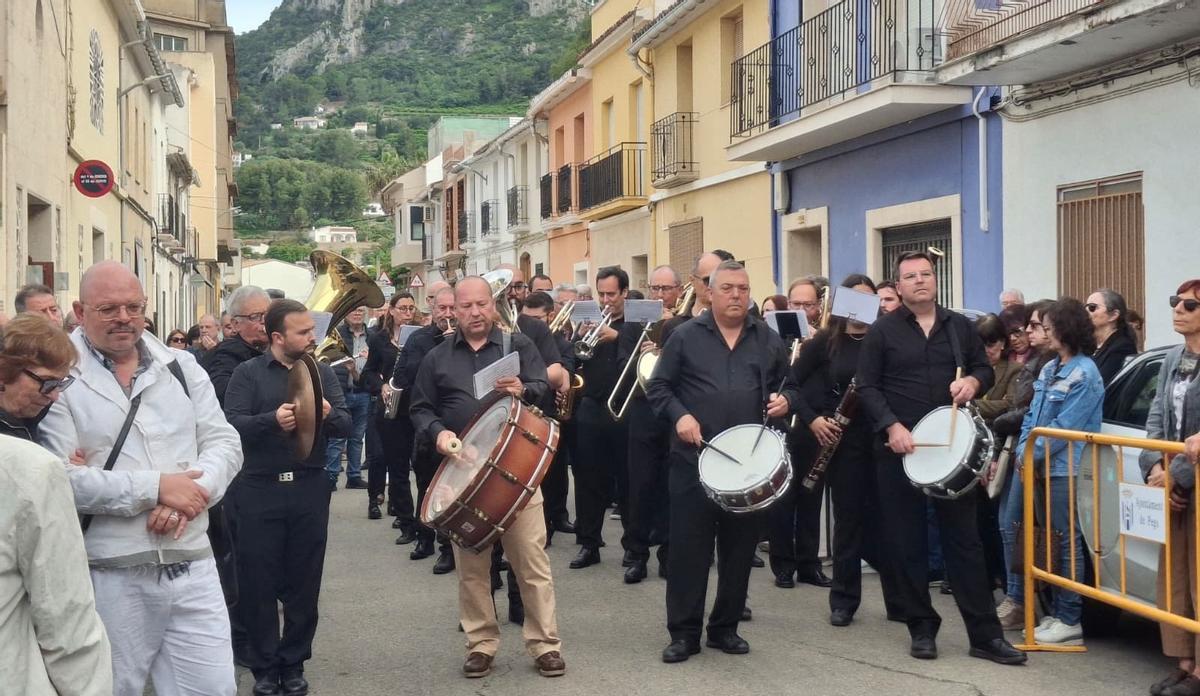 La banda de música de Dénia (también se han sumado otros músicos de la Marina Alta), ha acompañado el féretro de su histórico director