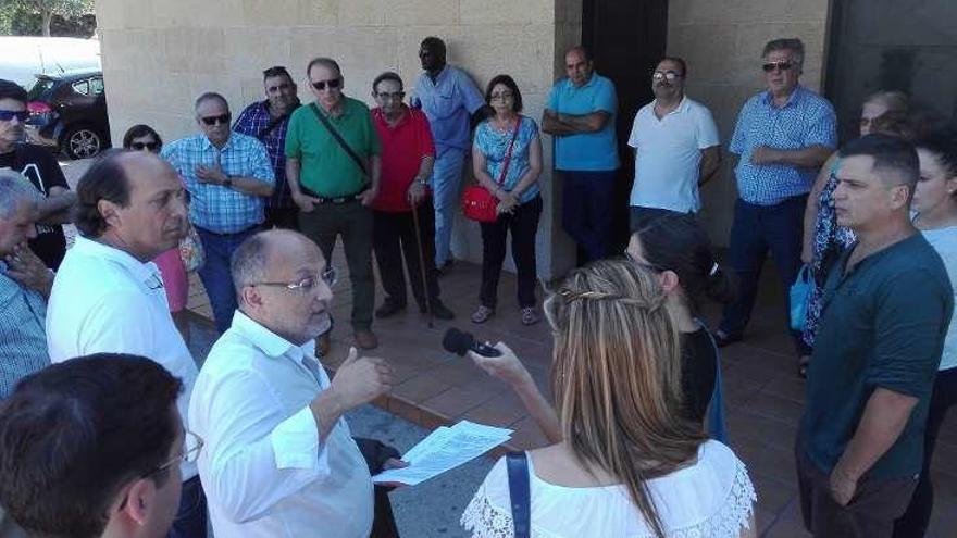 Abel Losada, ayer, en la reunión con los colectivos en Chapela. // FdV