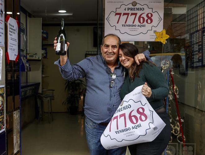 Empleados de la administración situada en la calle Jaume I, 1 de Paiporta celebran que han vendido parte del número 77.768 correspondiente al Cuarto Premio del Sorteo Extraordinario de la Lotería de Navidad 2024.