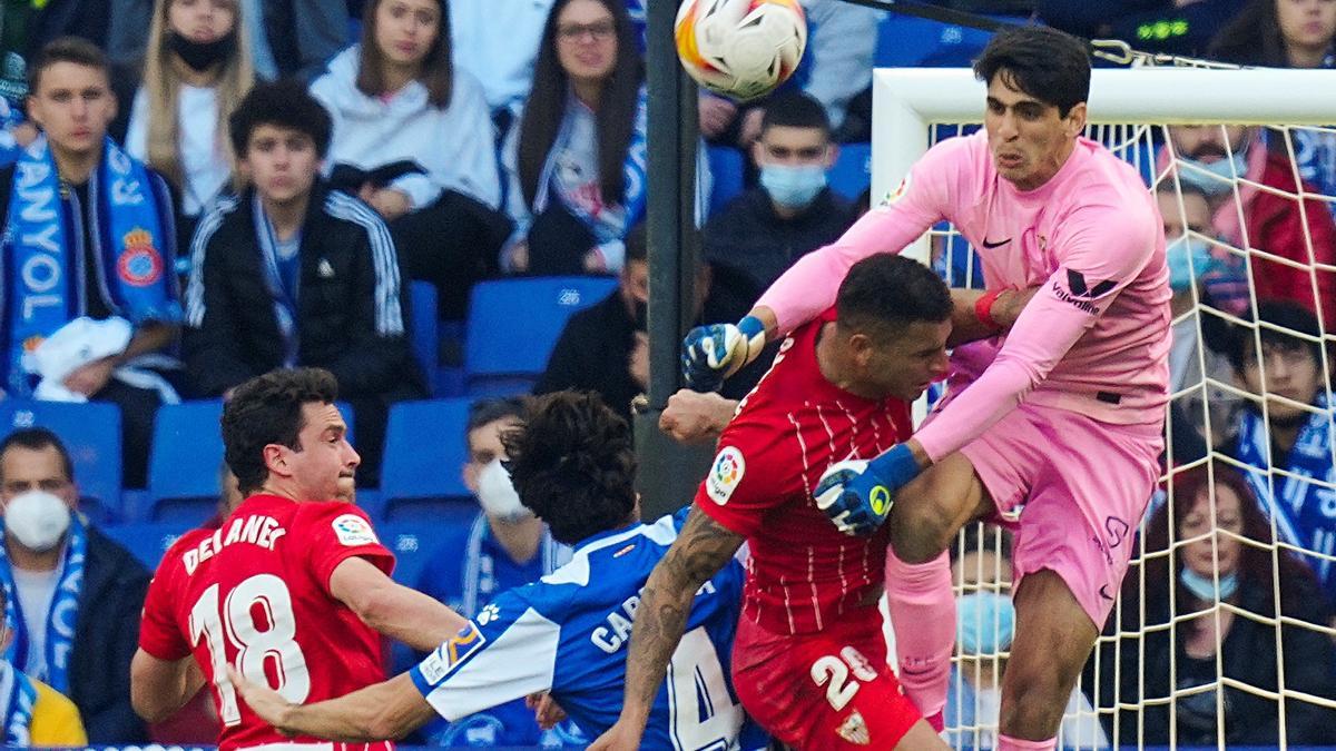 0-1. El Sevilla vence al descanso al Espanyol con un gol de Rafa Mir