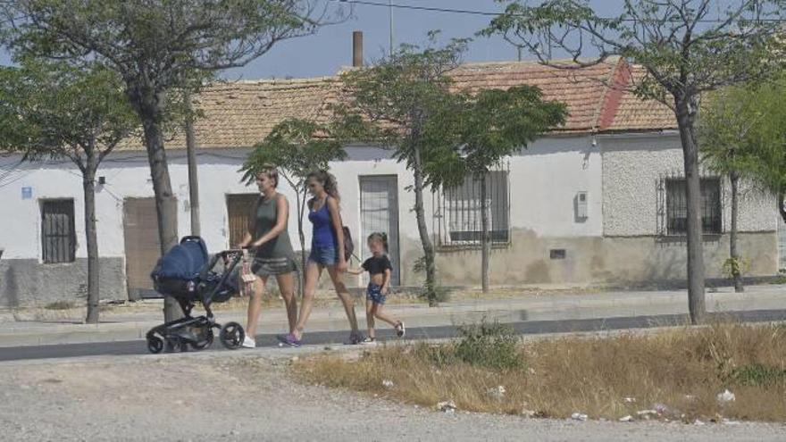 Dos mujeres pasean por una de las calles del barrio del Cementerio Viejo empujando el carrito de bebé.