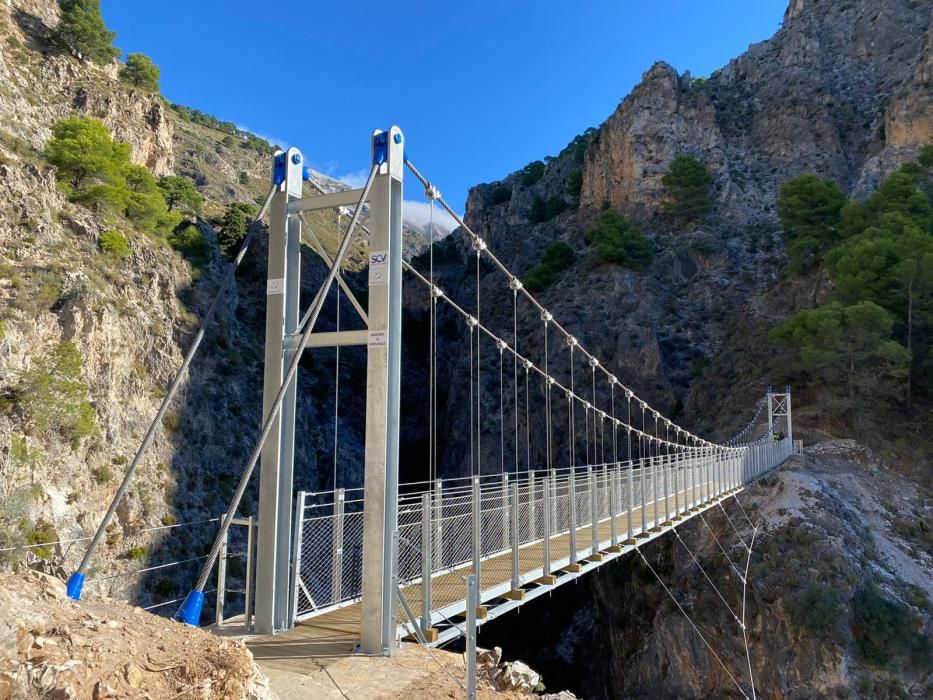 Inauguran el puente colgante de El Saltillo, en la Axarquía