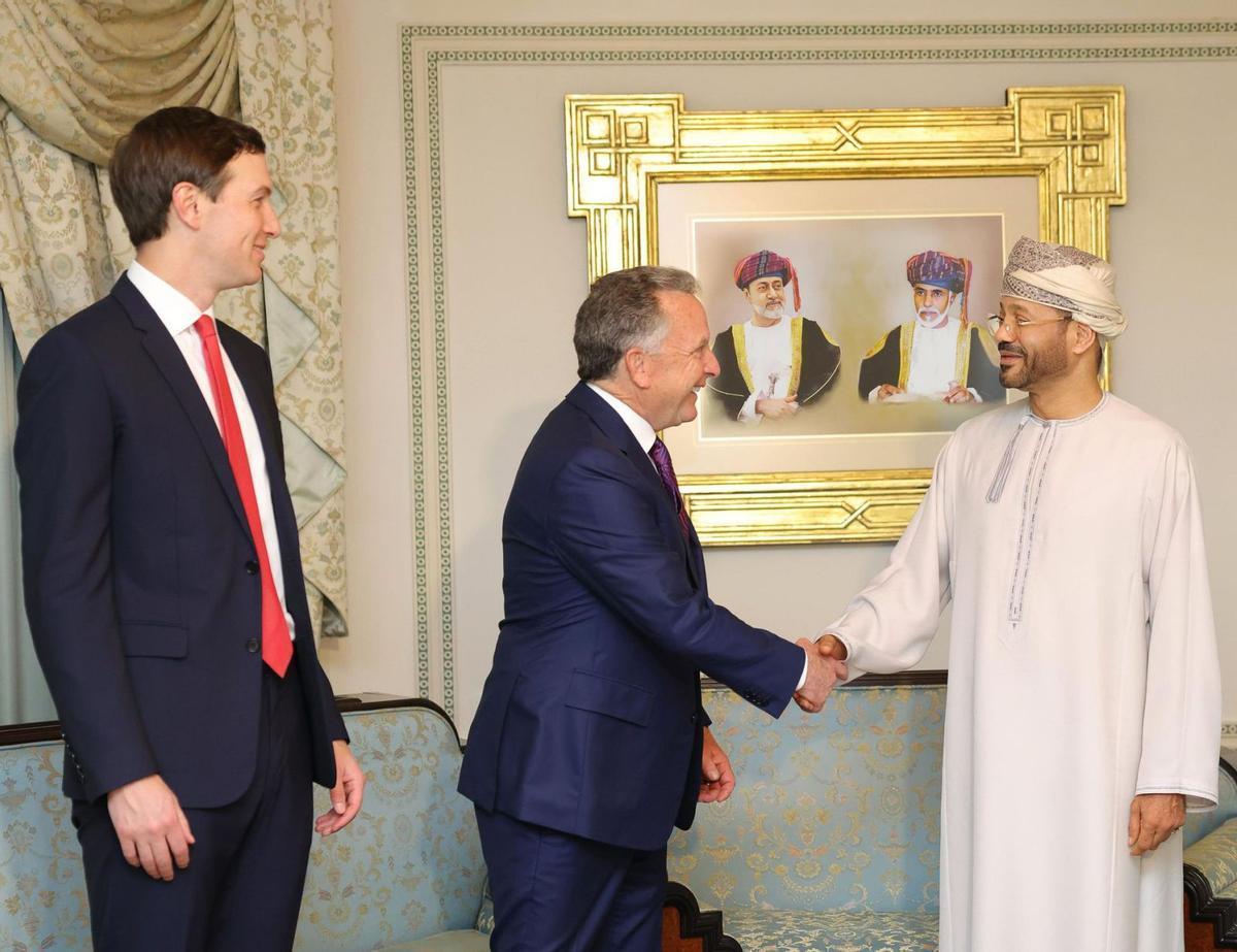 L’enviat especial dels EUA, Steve Witkoff, saluda el ministre d’Exteriors d’Oman, Badr bin Hamad al-Busaidi, en presència de Jared Kushner. | MINISTERI D’EXTERIORS D’OMAN / AP