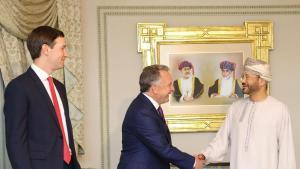 L’enviat especial dels EUA, Steve Witkoff, saluda el ministre d’Exteriors d’Oman, Badr bin Hamad al-Busaidi, en presència de Jared Kushner. | MINISTERI D’EXTERIORS D’OMAN / AP