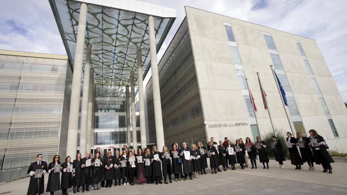 Letrados judiciales, en la protesta a las puertas de la Ciudad de la Justicia de Murcia.