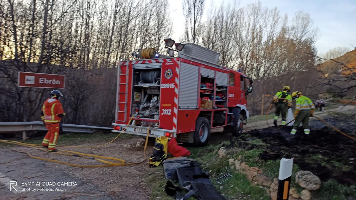 Un camión cargado de harina cae de un puente en Castielfabib y provoca un gran estruendo