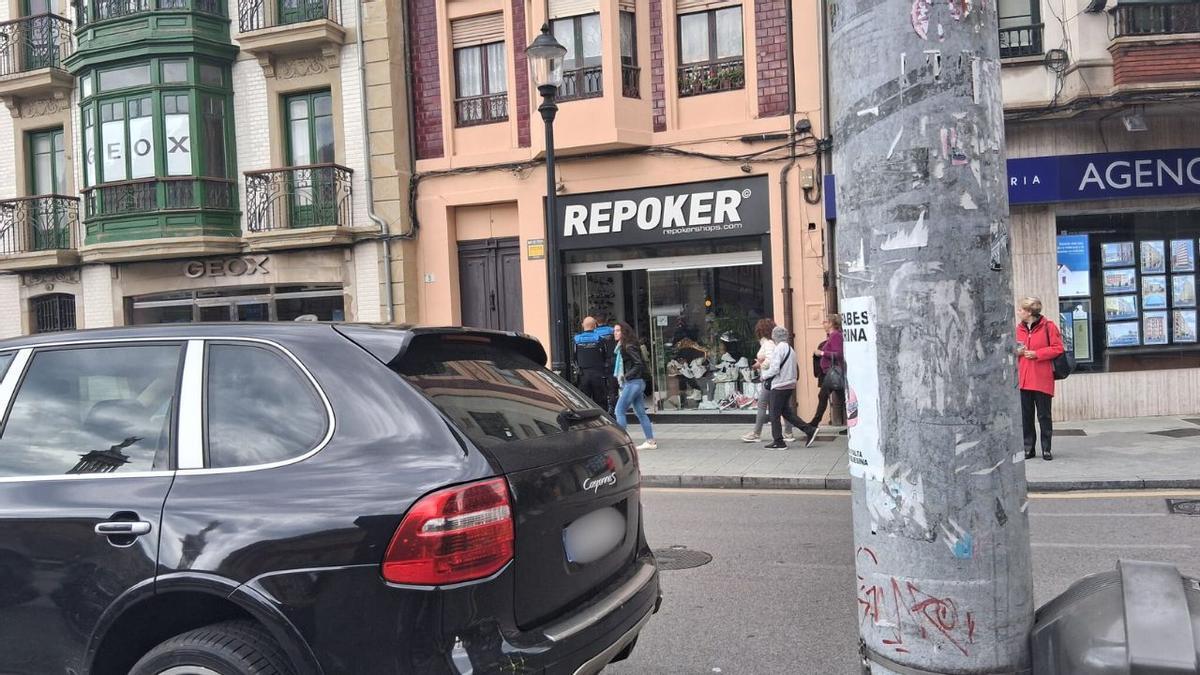 Momento de la actuación policial en el comercio.