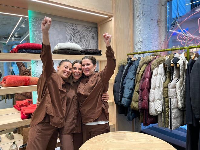 EN IMÁGENES: Bimba y Lola celebra en Asturias el segundo premio de la lotería de Navidad