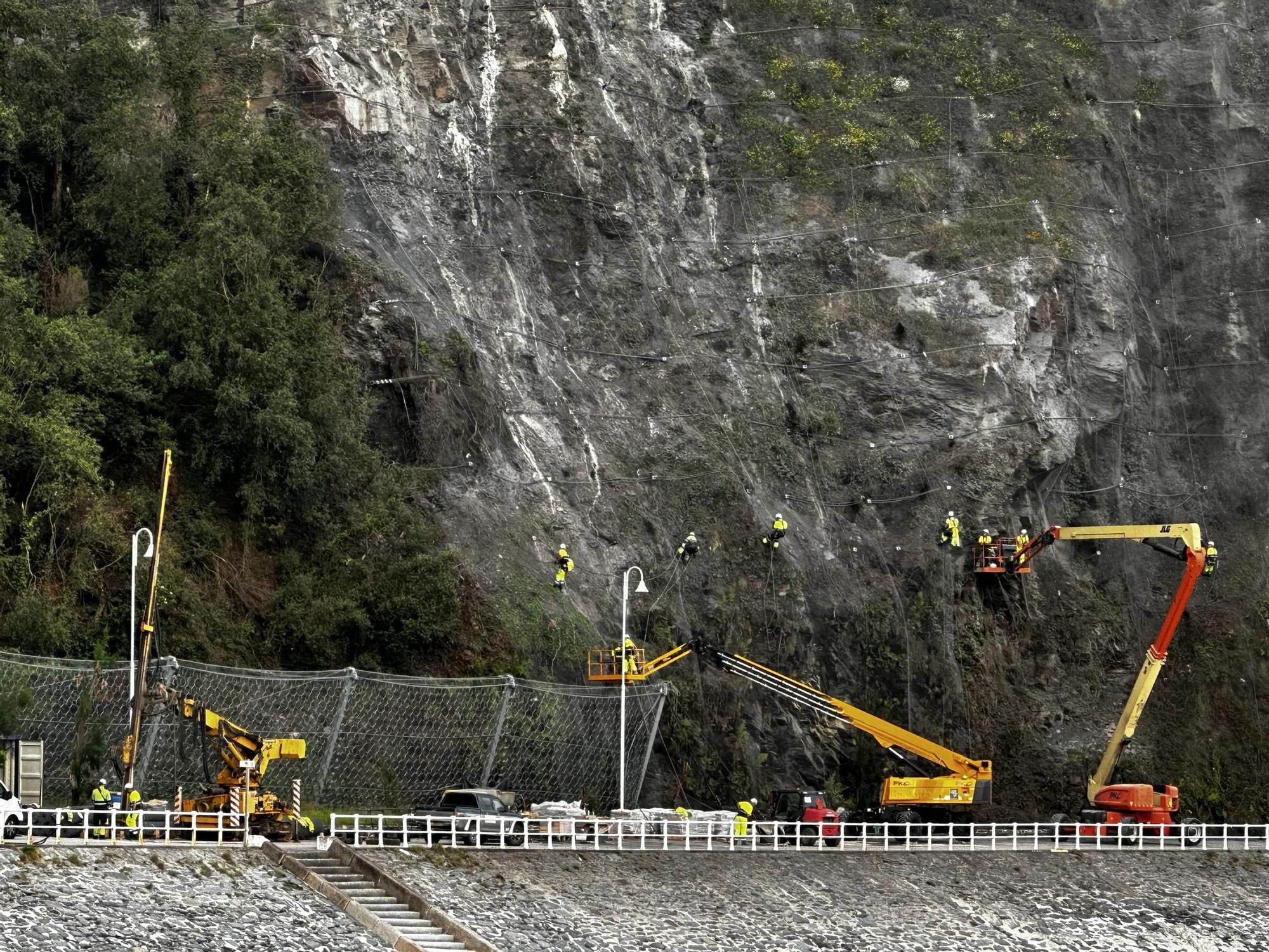 Obras de contención de argayos en las playas de Luarca.