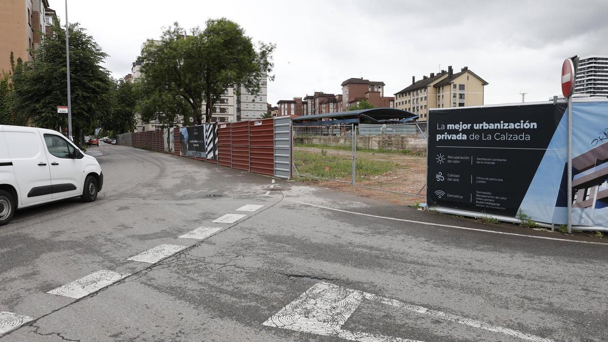El terreno que ocupara Cordelería Baras, ahora vallado y con el antiguo edificio ya demolido por completo.