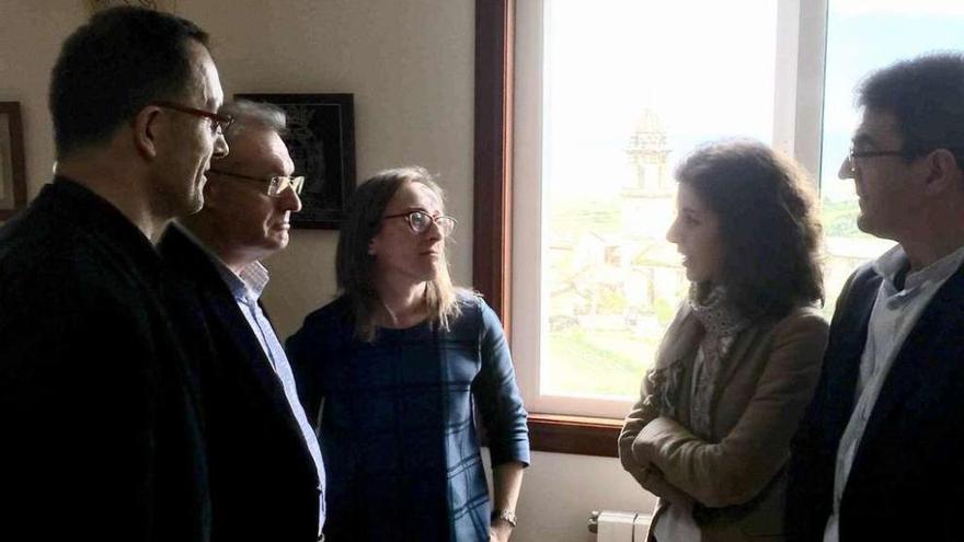 Ethel Vázquez (centro), con los alcaldes de Baiona, O Rosal, Oia y A Guarda, ayer. // FdV