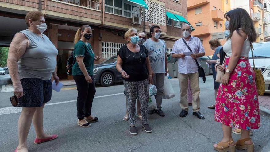 Vecinos de San Antón se concentraban ayer para protestar por el piso de la ONG.