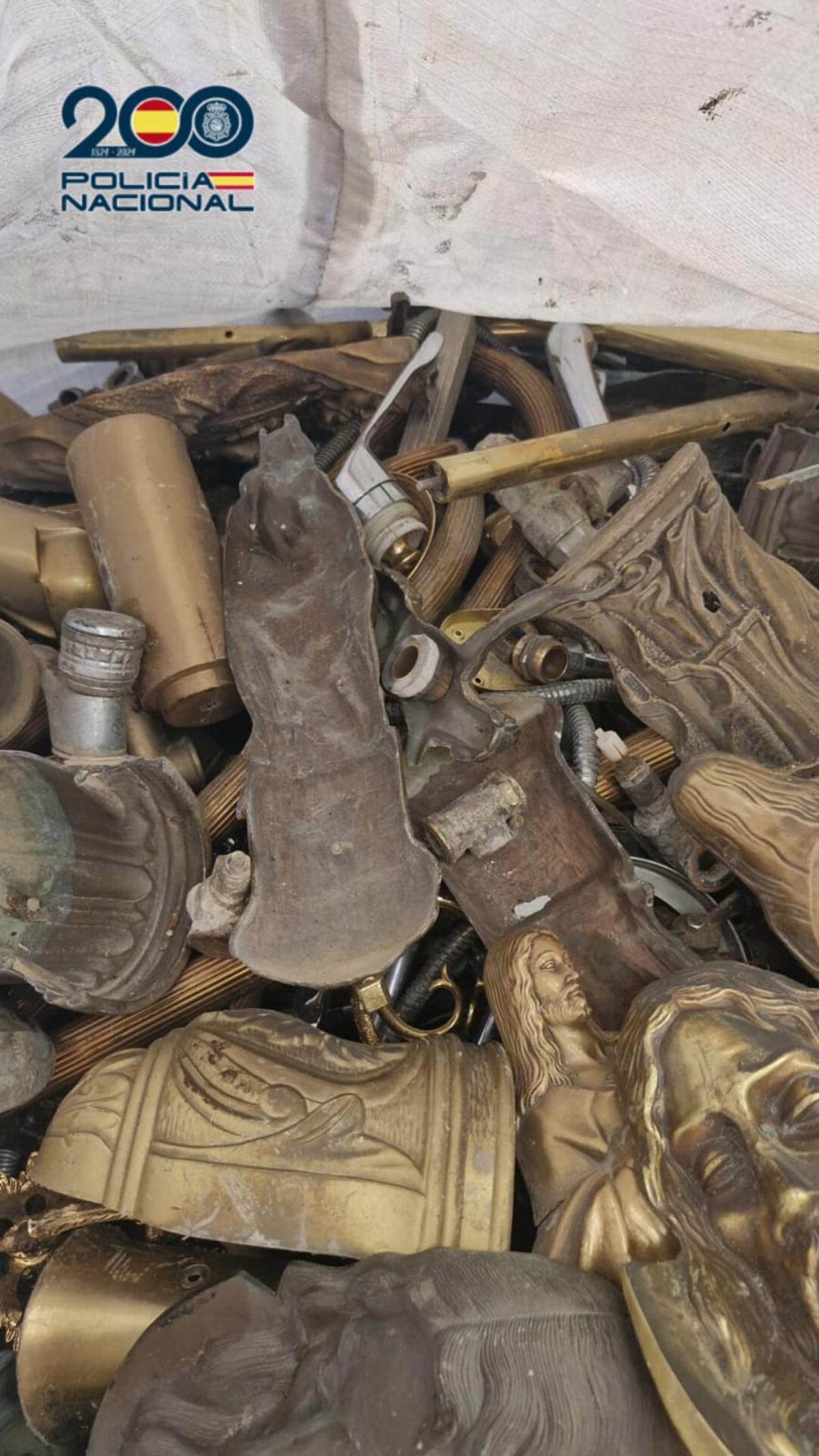 Algunos de los objetos robados del cementerio de Torrero que ha sido recuperados por la Policía Nacional.