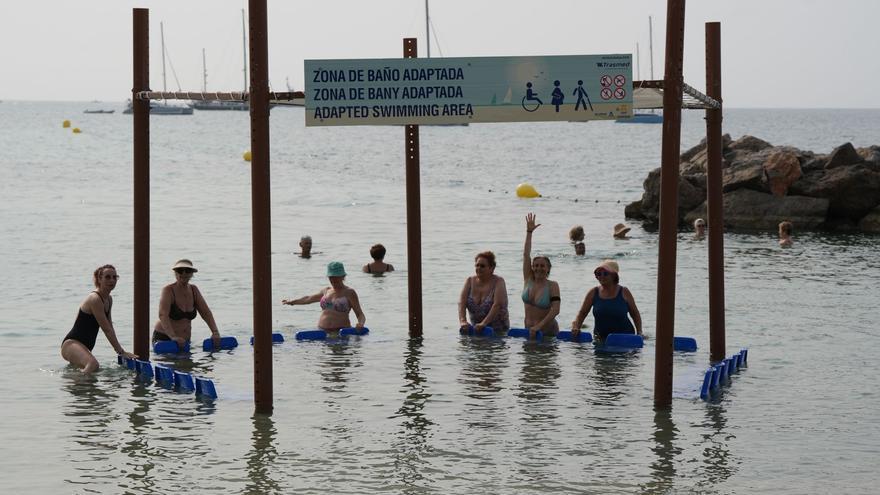 Playas de Ibiza: Ses Figueretes abre la temporada de baños adaptados a todos los usuarios