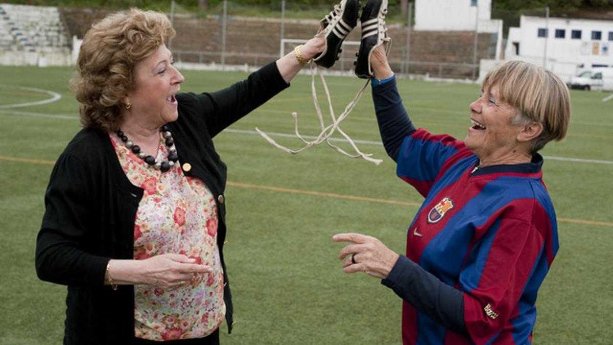 Carme Nieto y Lolita Ortiz, pioneras del Barça femenino, en el campo de fútbol del Satalia.