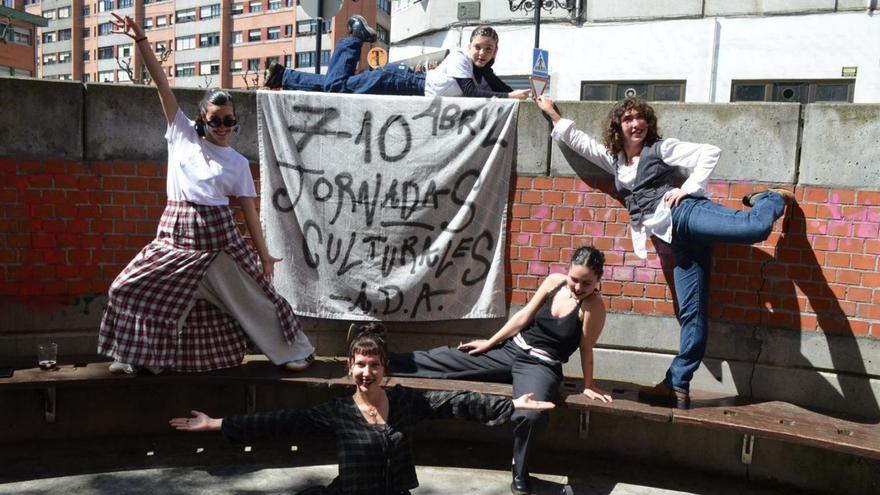 Por la izquierda, Ariane Álvarez, Paloma Picos, Sara Jiménez y Lara Prendes. Encima de la pancarta, Lucía Corte.