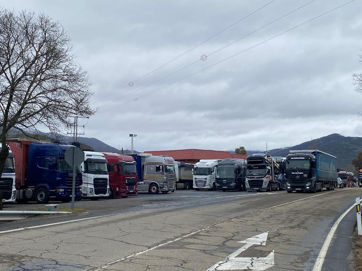 Camiones embolsados en la zona de Aldeanueva del Camino ante la imposibilidad de circular por la A-66 durante algunas horas
