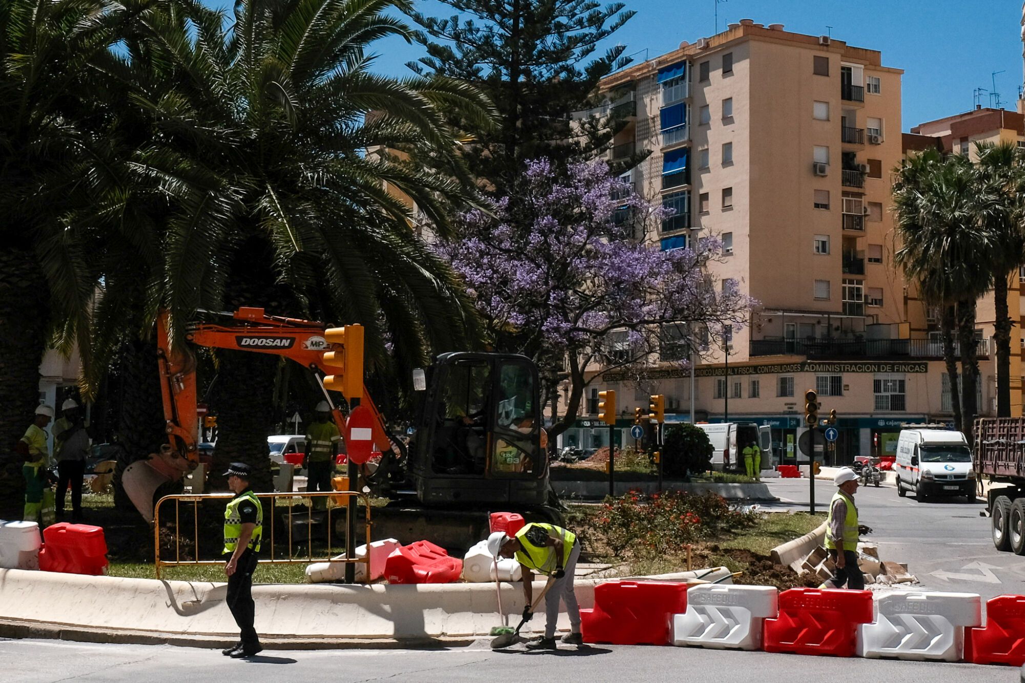 Cortes de tráfico por las obras del metro de Málaga para la prolongación de la  Línea 2, a la altura de la plaza Aparejador Bermúdez