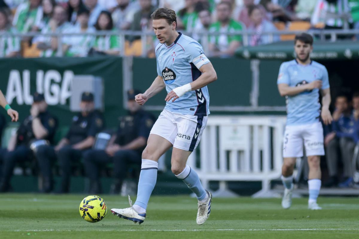 Carl Starfelt, durante el partido contra el Betis en el estadio de la Cartuja.
