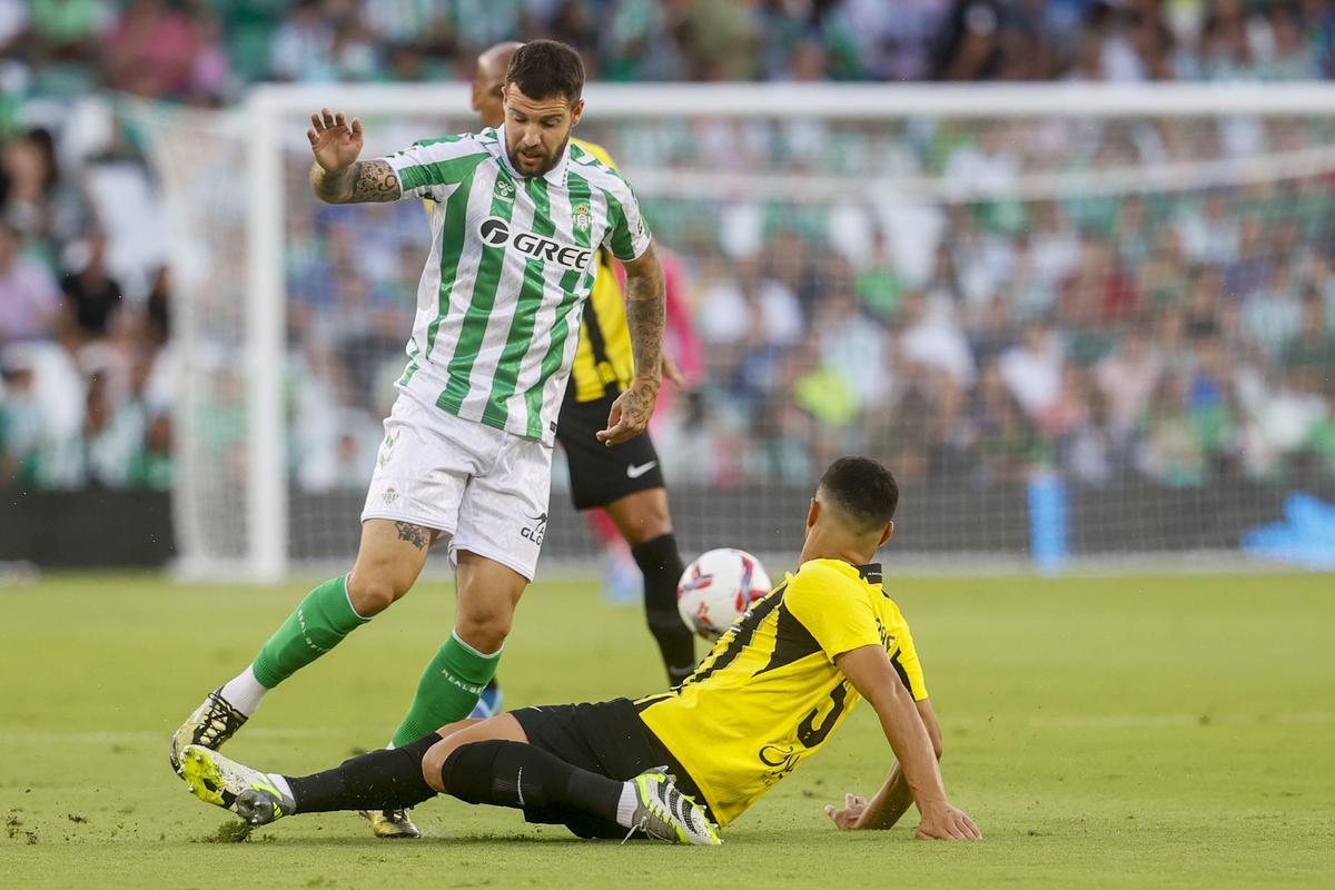 El jugador del Betis Aitor Ruibal y el jugador del Al-Ittihad Luiz Felipe Club, durante el partido amistoso disputado este sábado en el estadio Benito Villamarín de Sevilla.