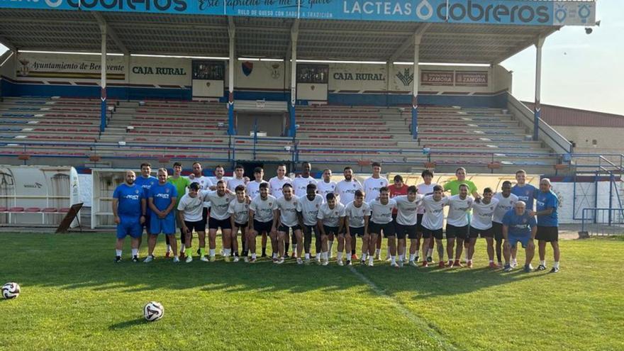 Plantilla y staff del CD Benavente. | CEDIDA