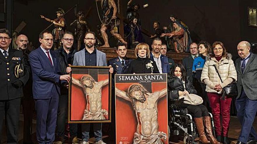 Representantes de Semana Santa, de instituciones, de fuerzas del orden público junto al autor con la pintura y el cartel en el Museo de Semana Santa.