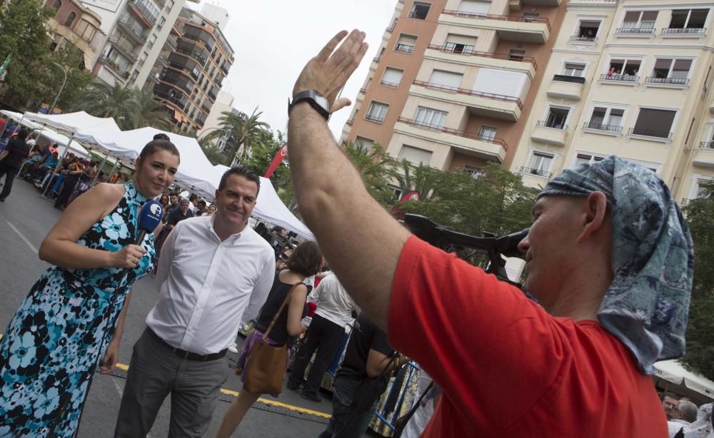 La sexta mascletà del concurso ofrece un espectáculo monótono, con un intenso final terrestre simultáneo que envuelve la plaza