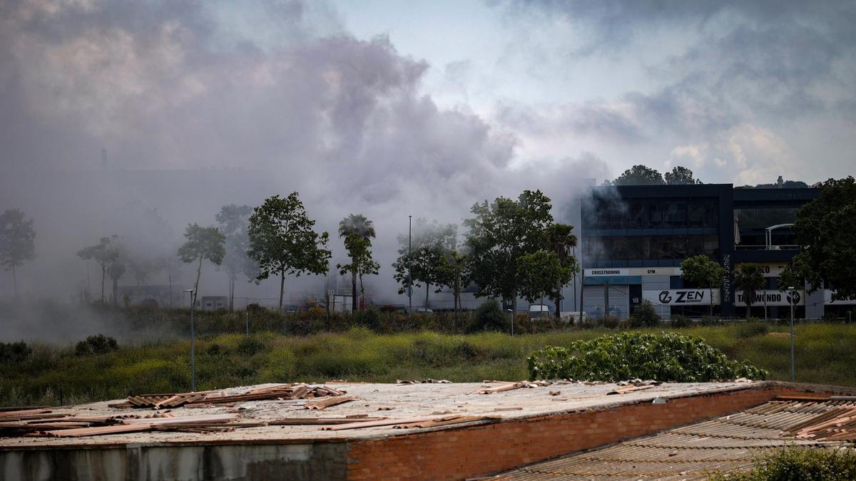 La nube tóxica provocada por el incendio, a 10 de mayo de 2025, en Vilanova i la Geltrú