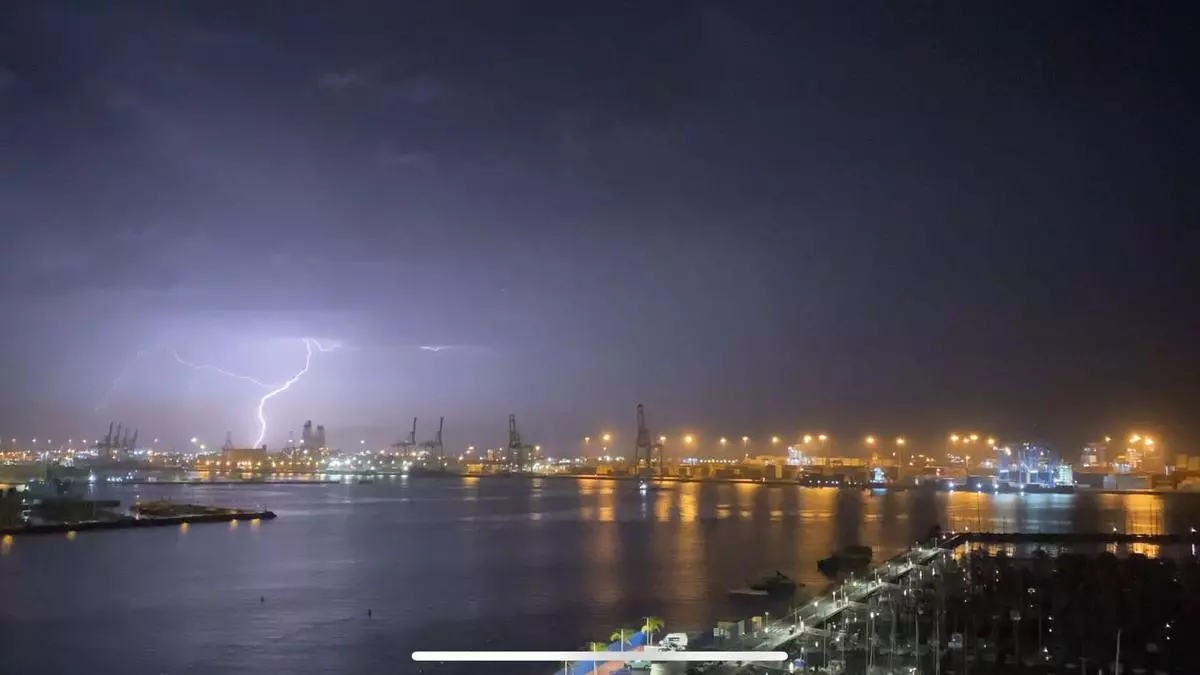 Los rayos aparecen para cerrar el día más caluroso del año
