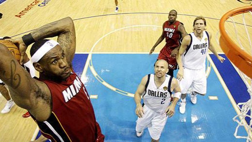 LeBron James salta para encestar en un momento del tercer partido de la final de la NBA
