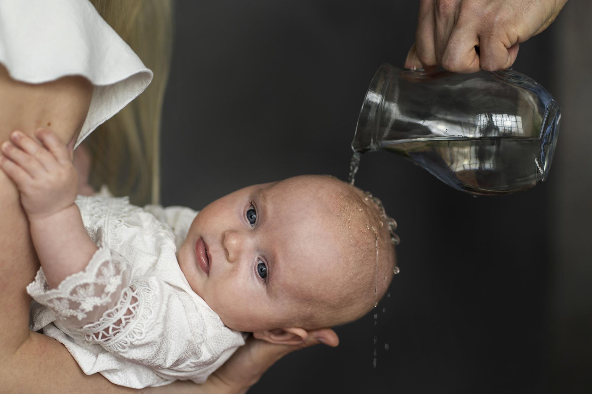 Un bebé siendo bautizad