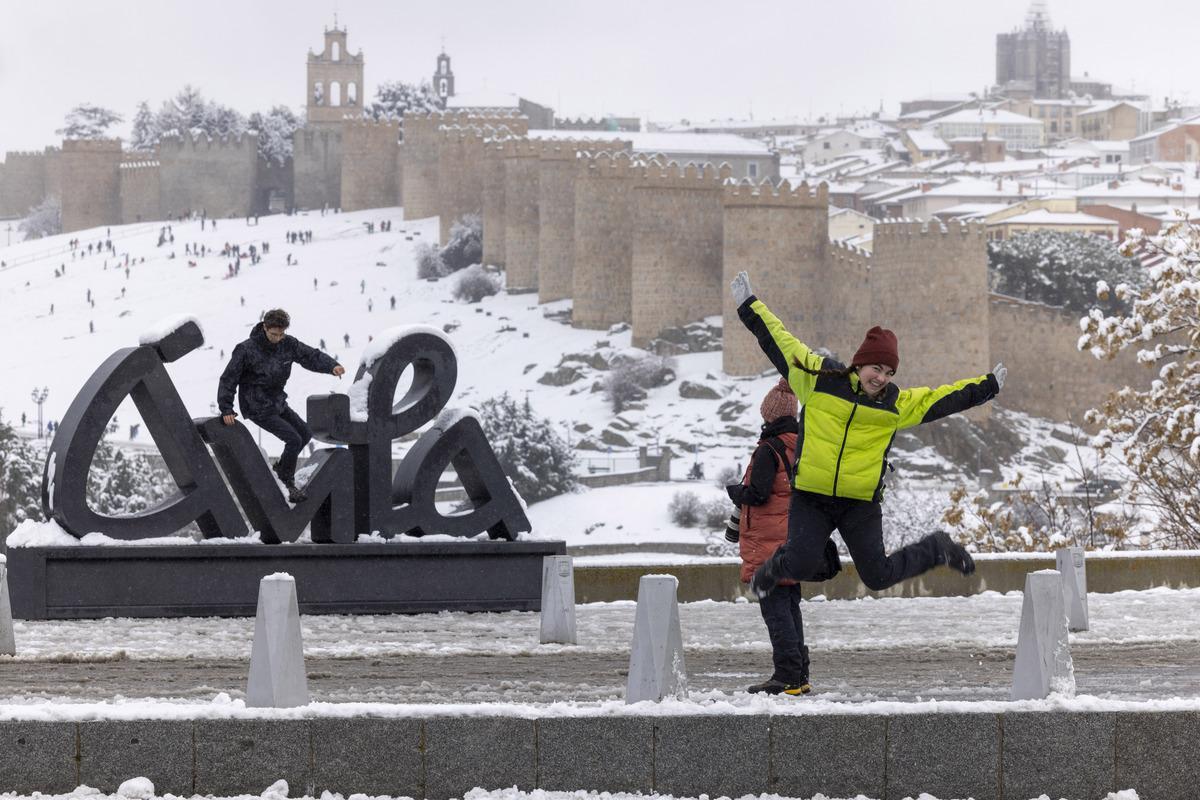 Las murallas de Ávila nevadas
