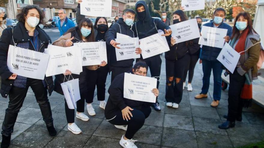 El alumnado del ciclo de FP Básica de Comercio del IES Cotarelo Valledor acudió al acto institucional organizado por el Concello de Vilagarcía con carteles que incluían mensajes contra la violencia hacia las mujeres.