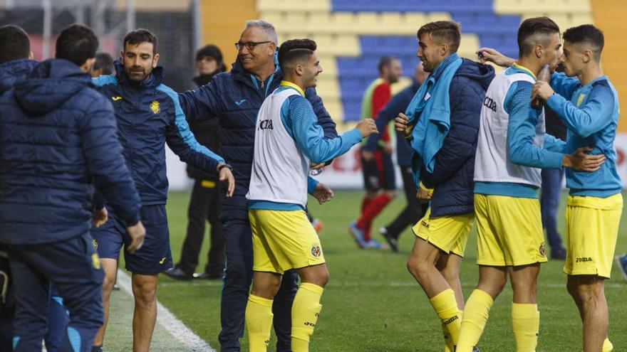 El banquillo celebra un gol