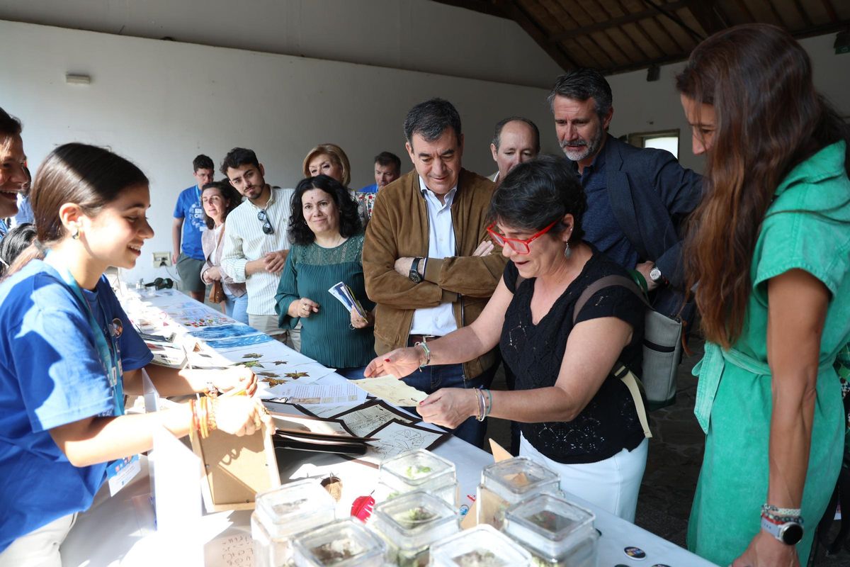 Las autoridades recorrieron la feria a media mañana.