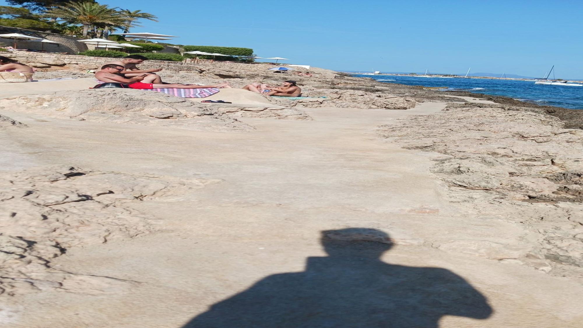 Las fotos de las rocas de Bendinat hormigonadas: Denuncian que el hotel ha ampliado el sendero y varias explanadas para hamacas y sombrillas